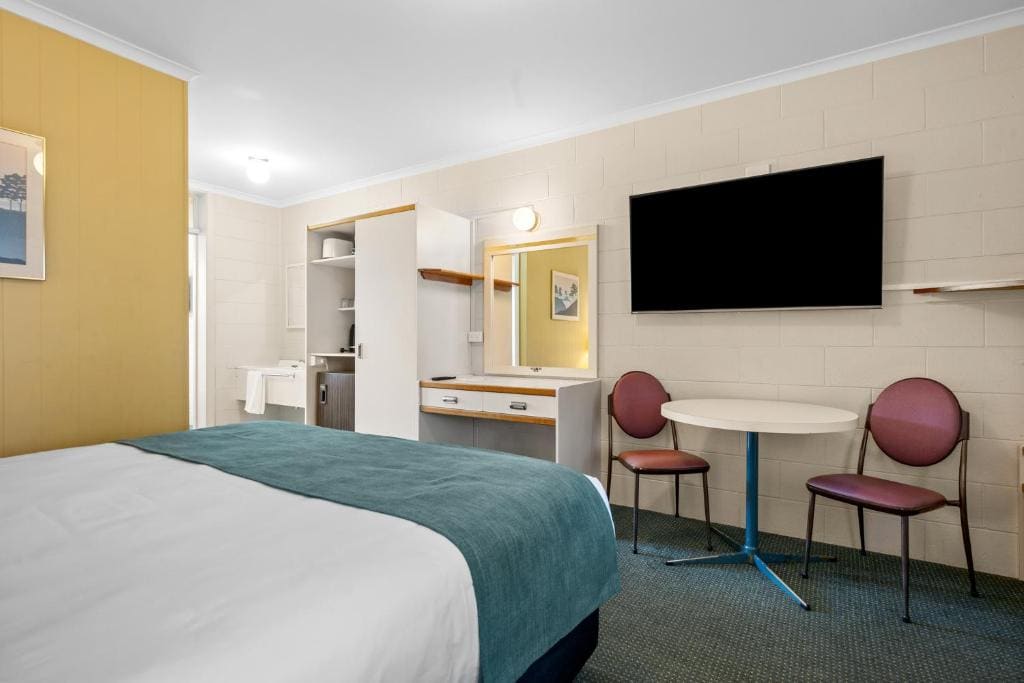 Quadruple Room with King Bed and Queen Bed - Non Smoking room - Image 3