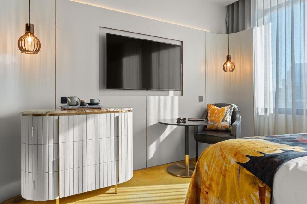 Family Room room - Image 2