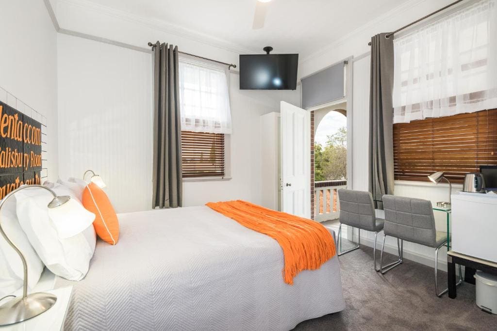 Deluxe Double Room with Balcony room - Image 3