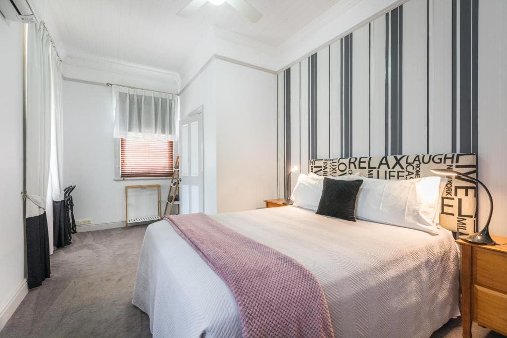 Queen Room with Balcony room - Image 2