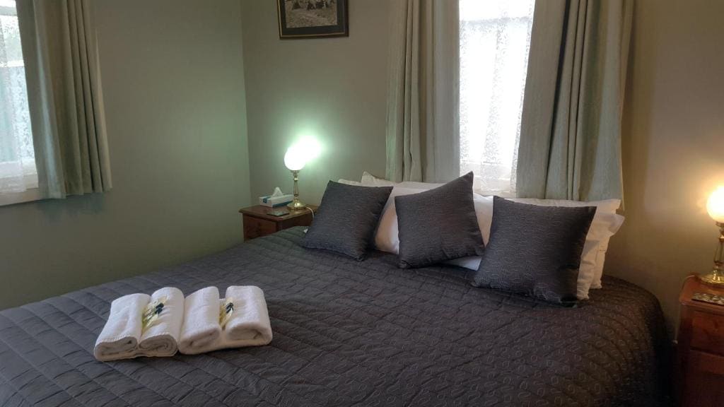 Deluxe King Suite room - Image 3