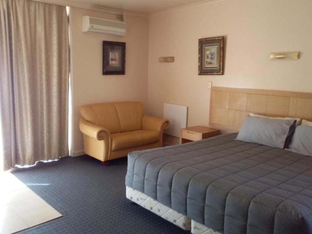 King Suite with Spa Bath room - Image 2