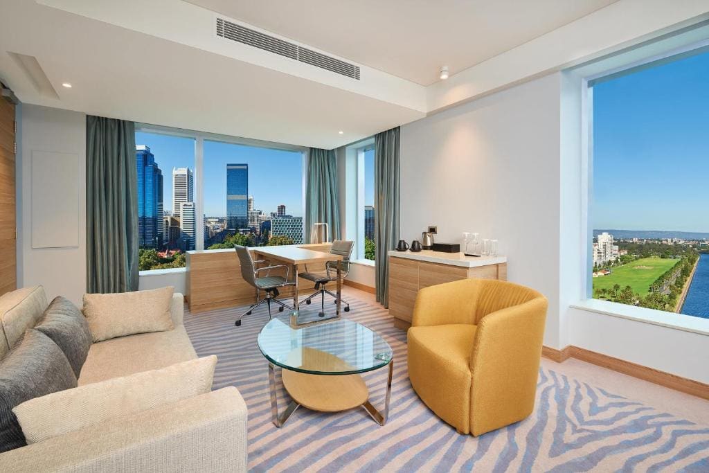Deluxe King Room with panoramic river view room - Image 3