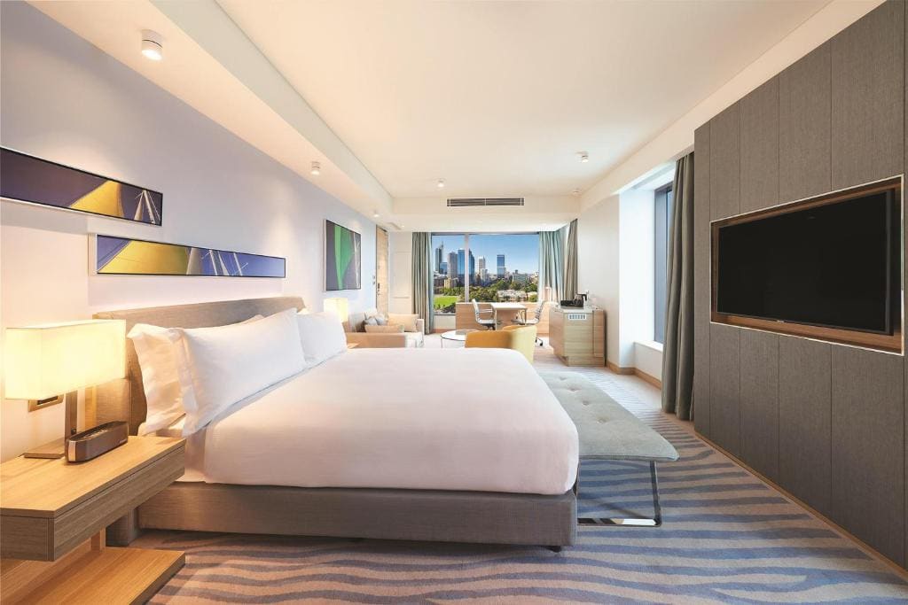 Deluxe King Room with panoramic river view room - Image 2