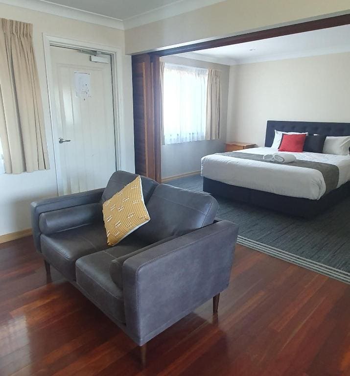 One Bedroom Apartment with Spa Bath room - Image 3