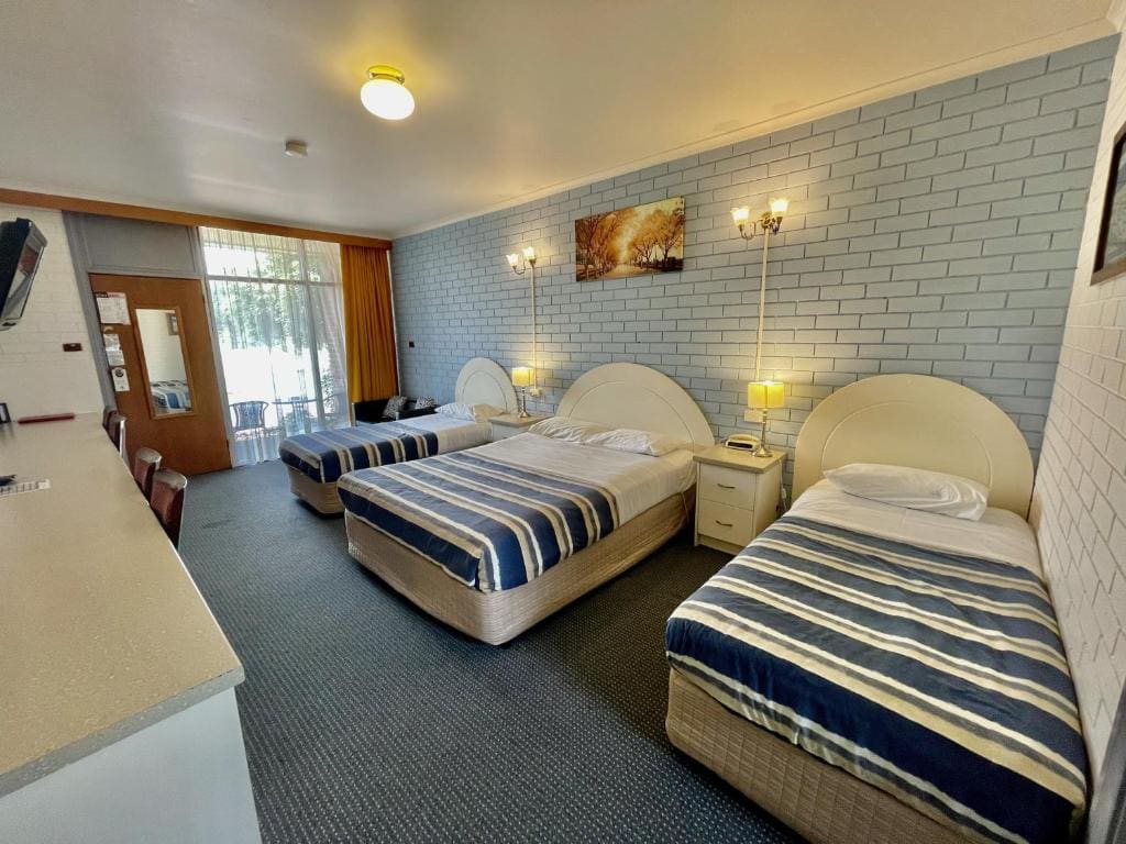 Family Room - General room - Image 2
