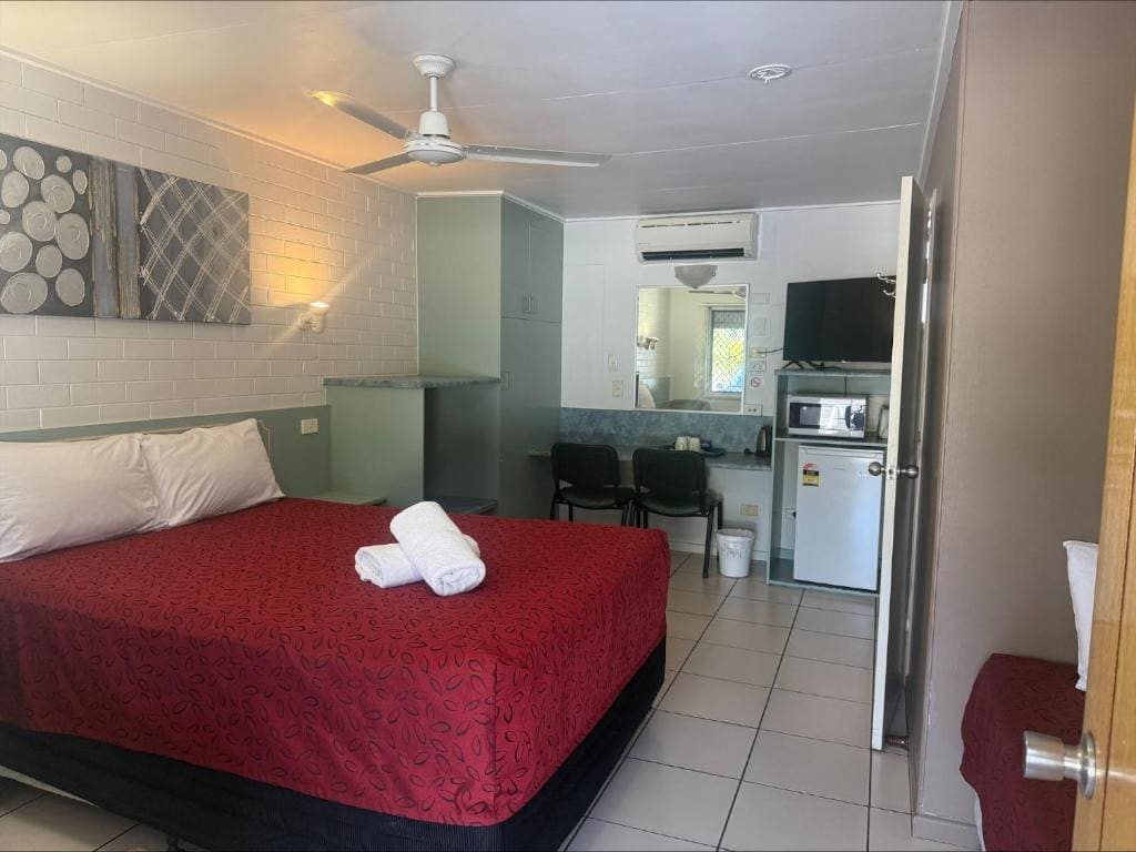 Standard Family Room room - Image 2