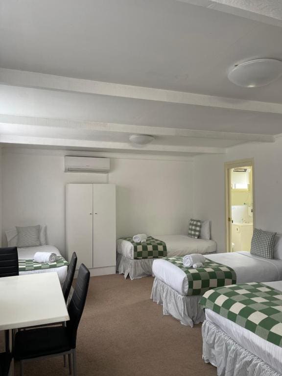 Large Family Room room - Image 3