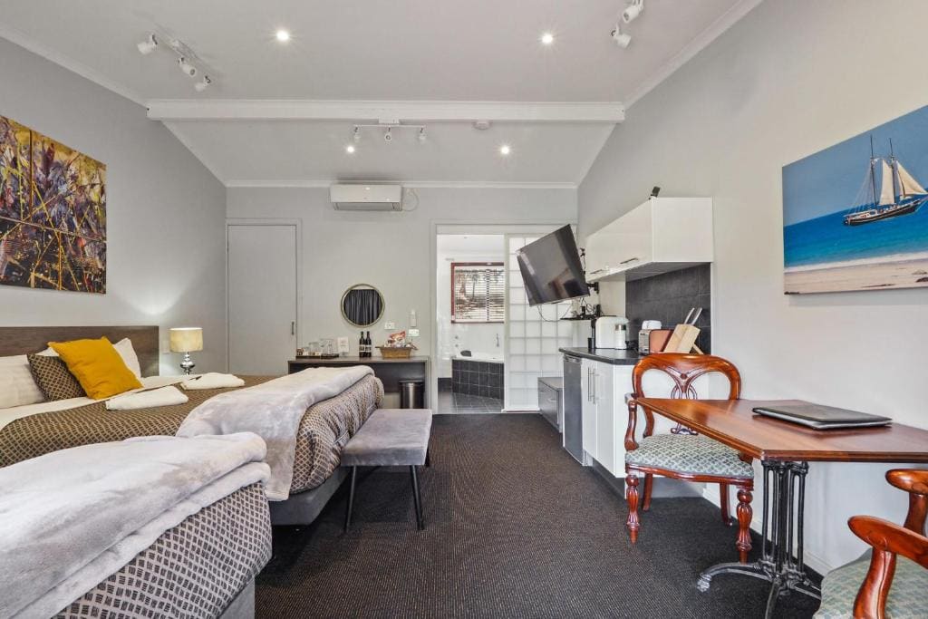 Superior King Studio with Spa Bath room - Image 3