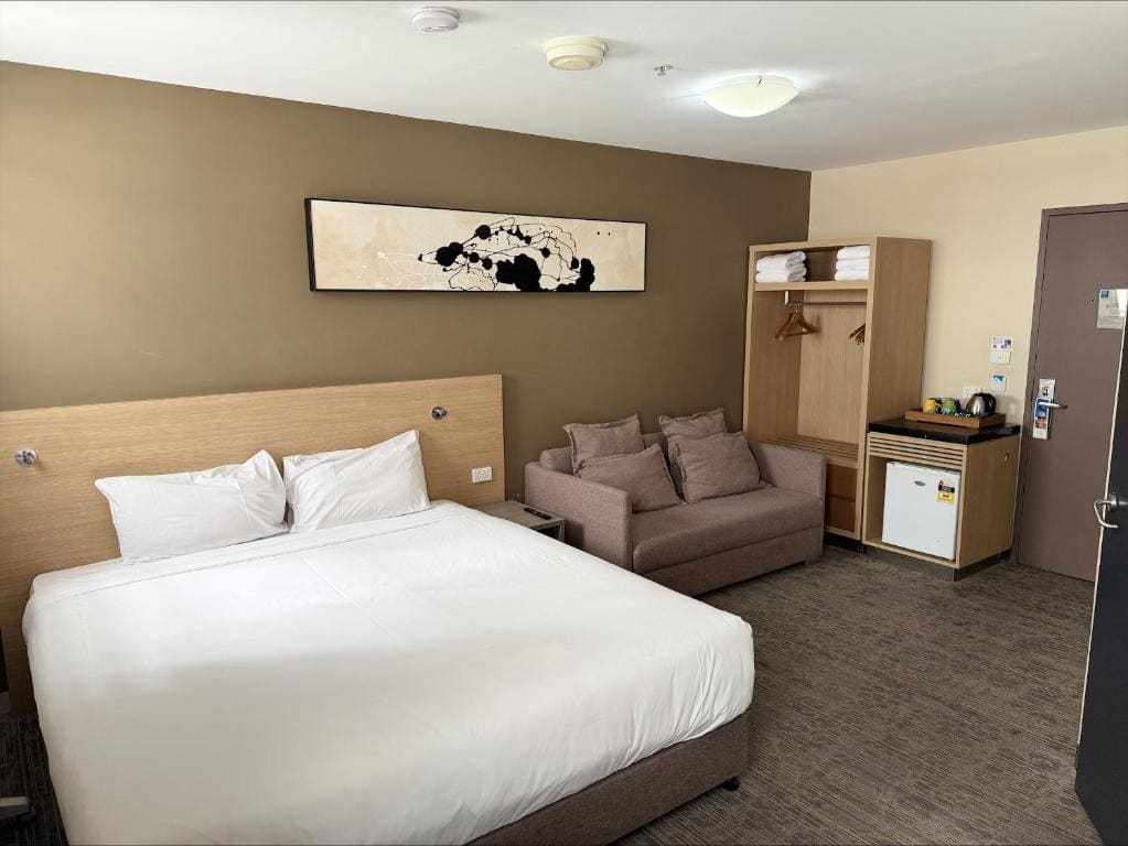 Double Room with Two Double Beds - Disability Access room - Image 2