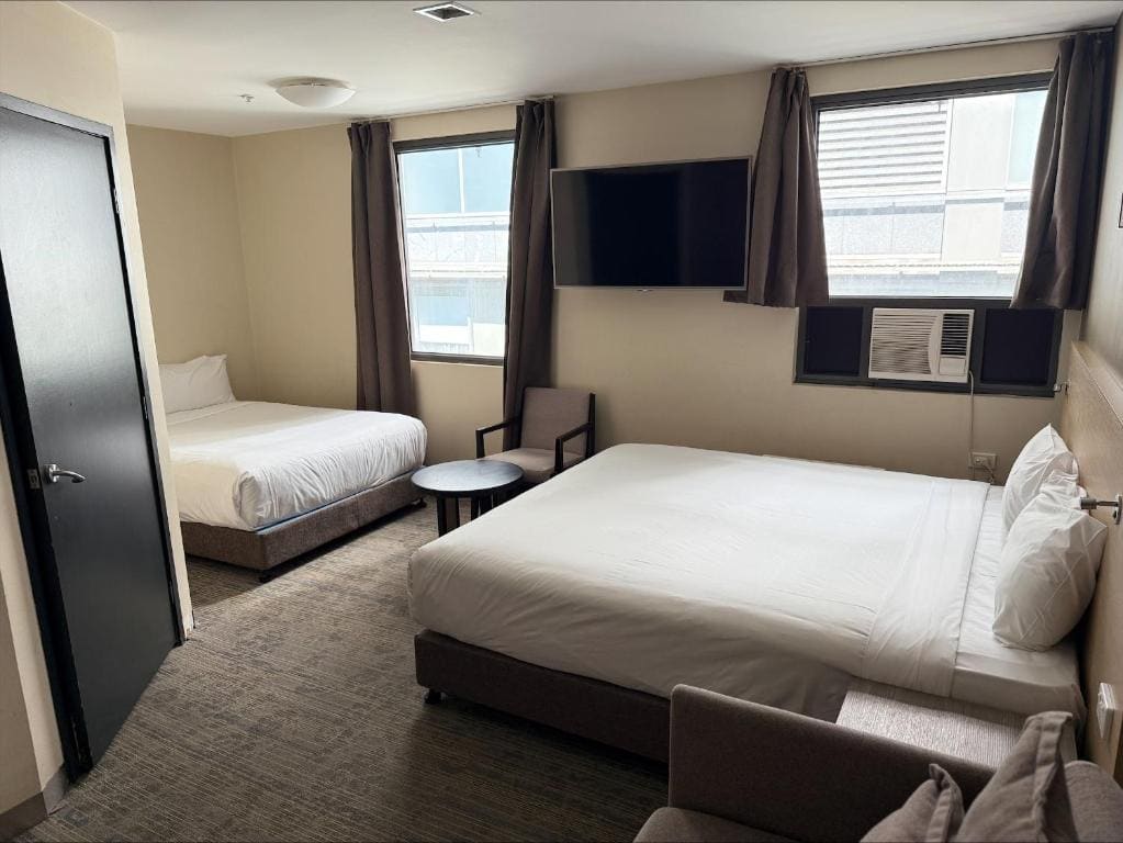 Double Room with Two Double Beds - Disability Access room - Image 3
