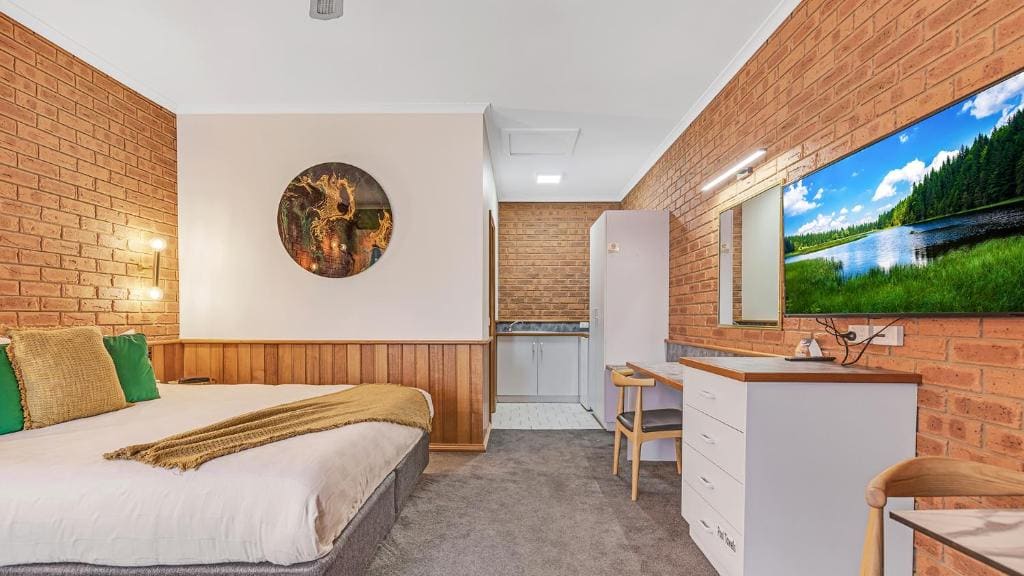 Deluxe Suite with Spa Bath room - Image 3