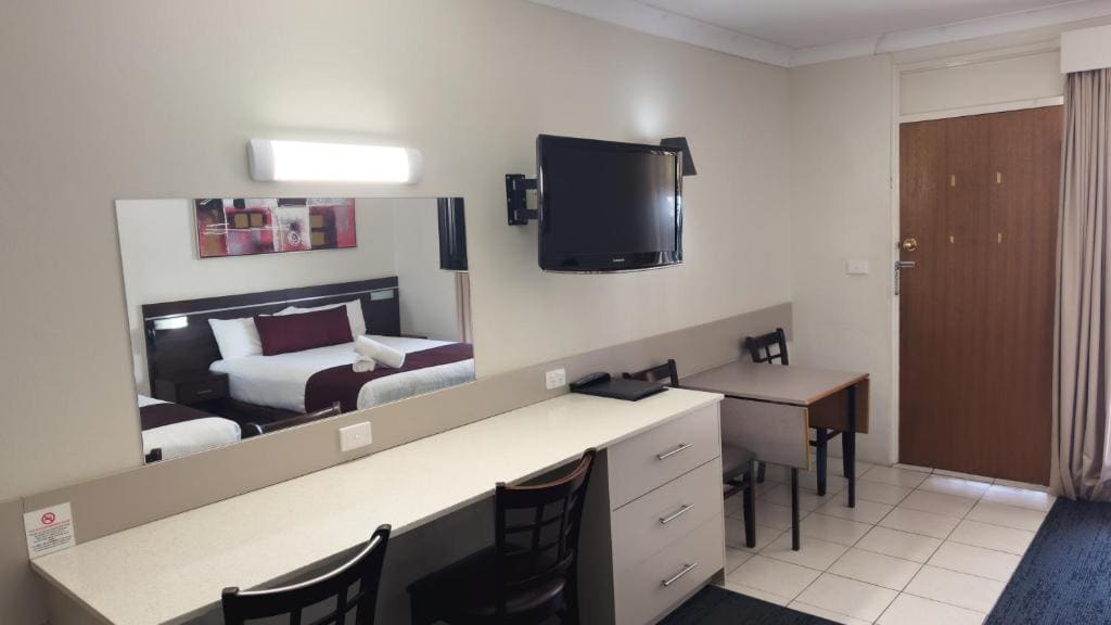 Large Family Room room - Image 2