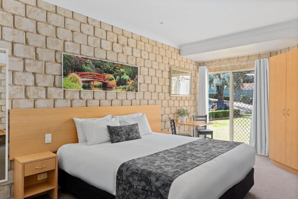 Two-Bedroom Apartment with Balcony room - Image 1