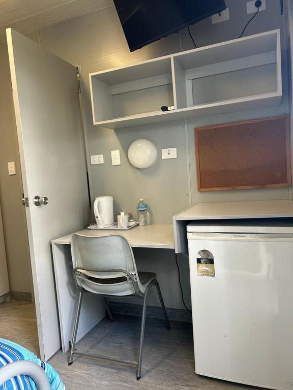 Single Room with Bathroom room - Image 2