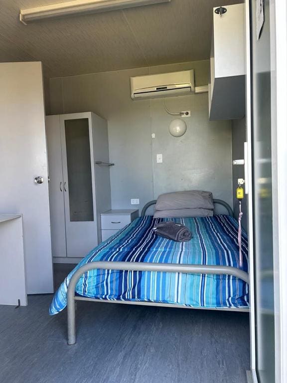 Single Room with Bathroom room - Image 1