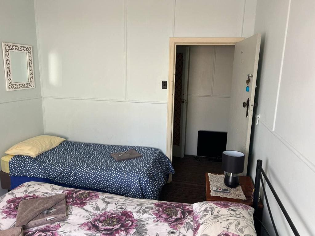 Twin Room with Shared Bathroom room - Image 2