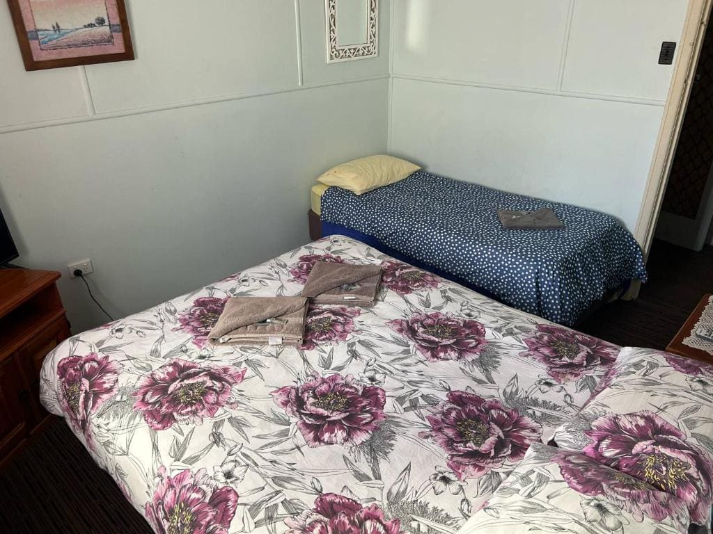 Twin Room with Shared Bathroom room - Image 3