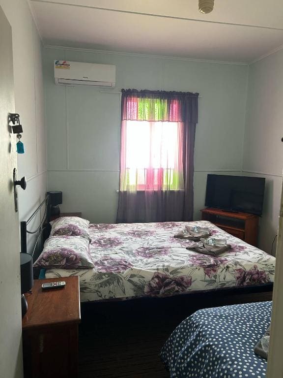Basic Triple Room with Shared Bathroom room - Image 1