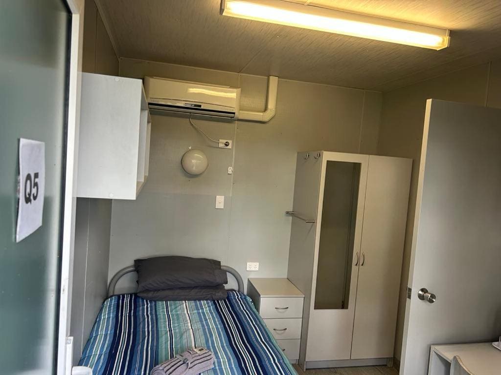 Single Room with Bathroom room - Image 3
