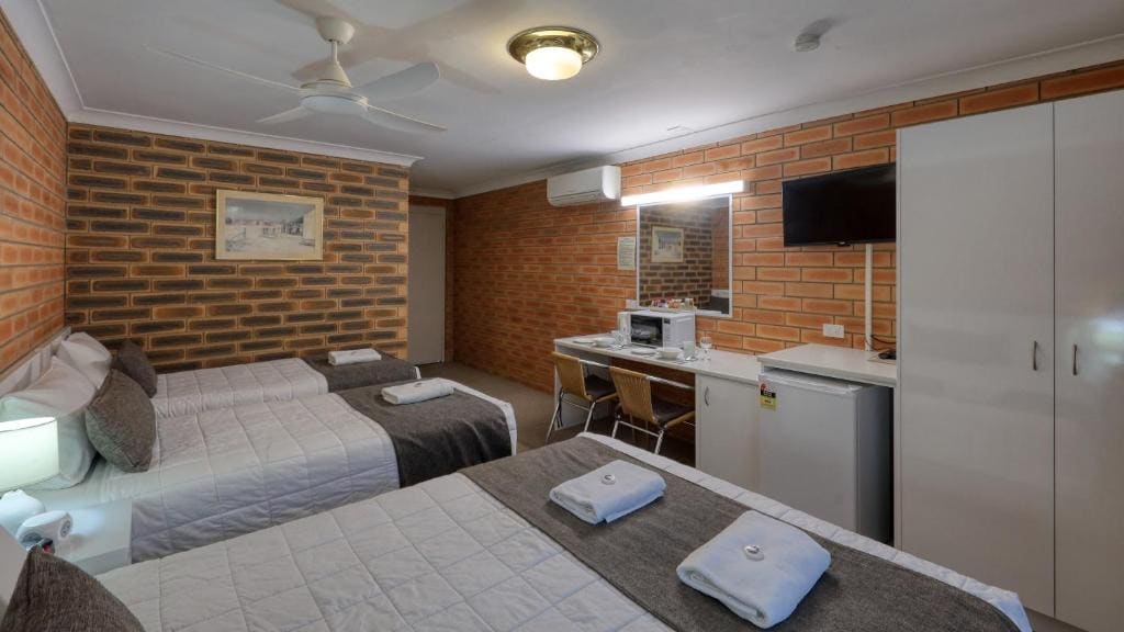 Family Room room - Image 3