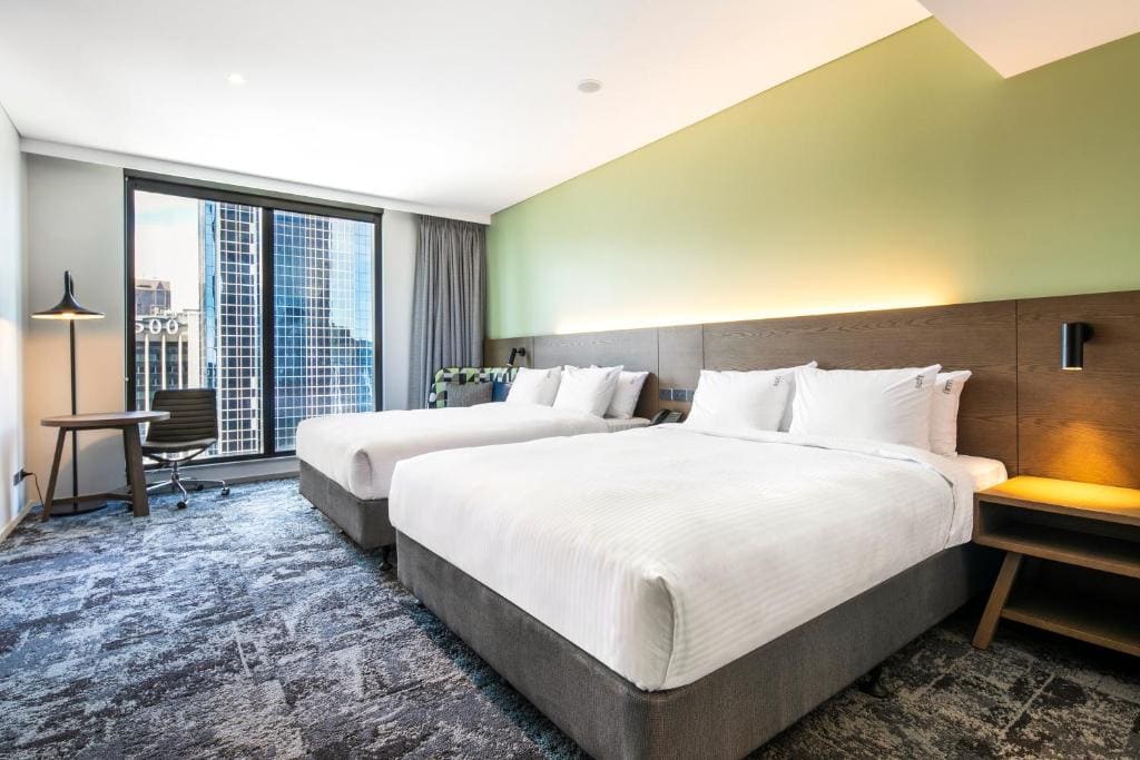 Standard Queen Room with Two Queen Beds - Free Breakfast room - Image 2