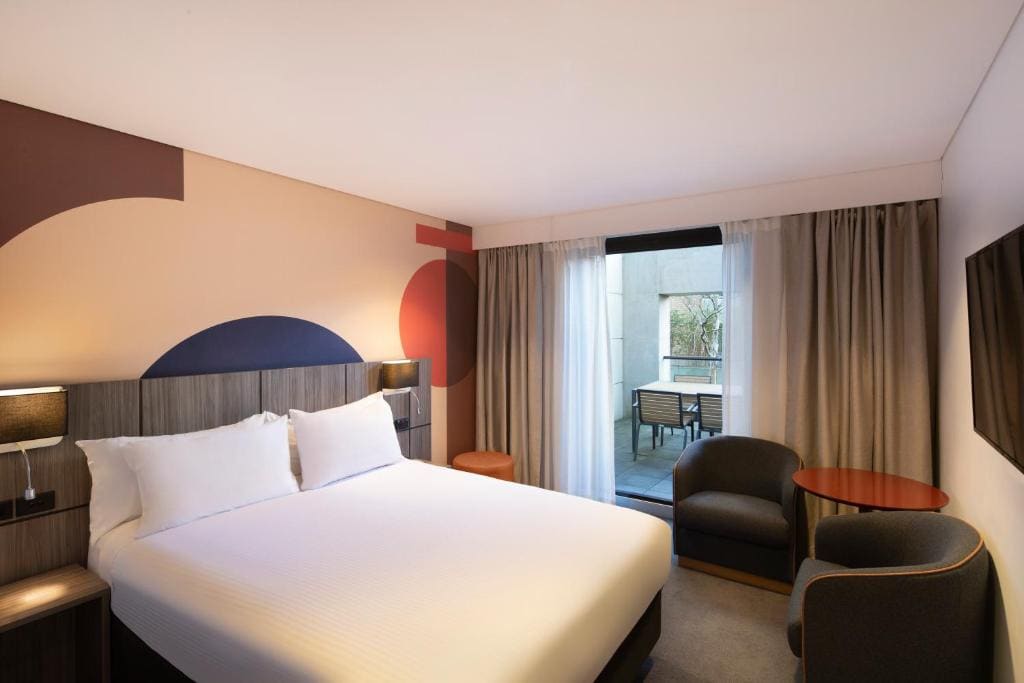 Deluxe Queen Room with Balcony room - Image 1