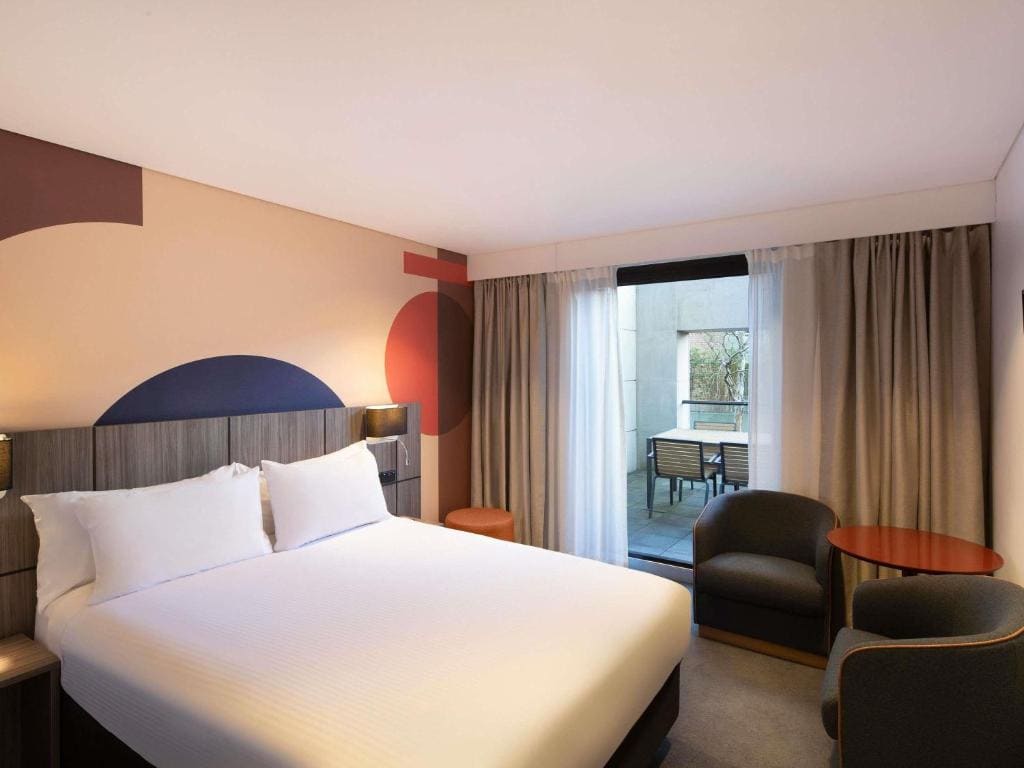 Deluxe Queen Room with Balcony room - Image 2