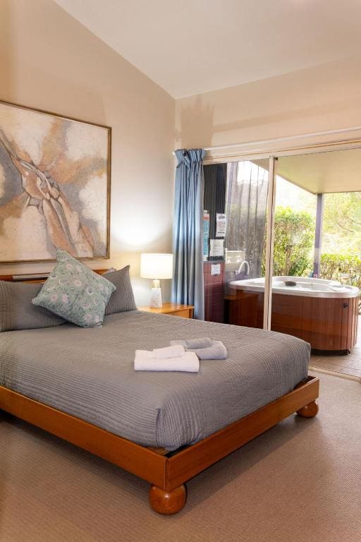 Double Room with Lake View room - Image 3