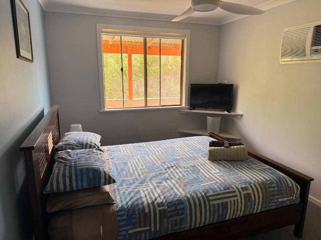 Queen Room with Shared Bathroom room - Image 2