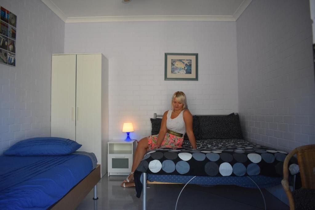 Twin Room with Shared Bathroom room - Image 2