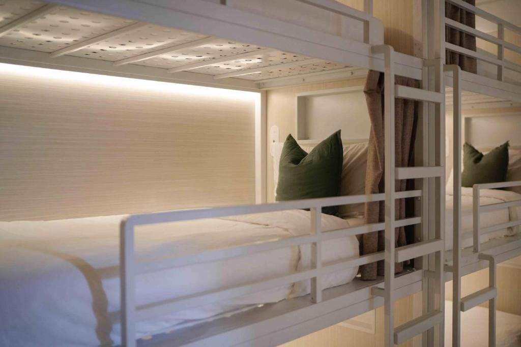 Entire Superior 6 Bed Triple Bunk Ensuite Dorm room - Image 1