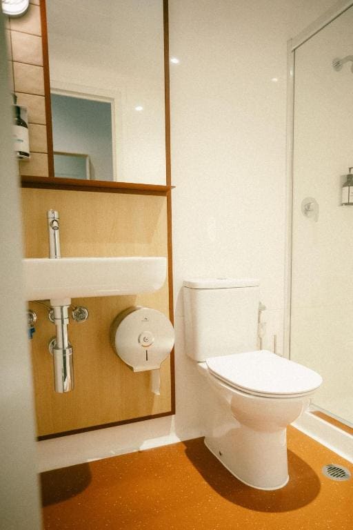 Queen Room with Private Bathroom room - Image 2