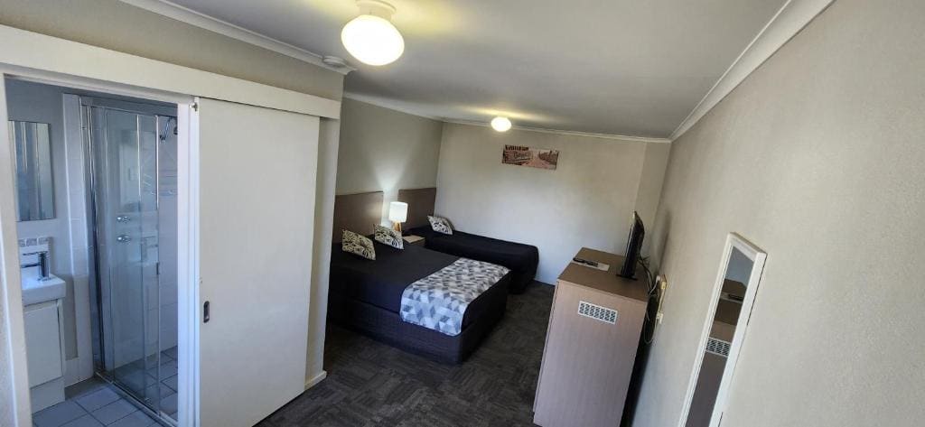 Twin Room with Bathroom room - Image 1
