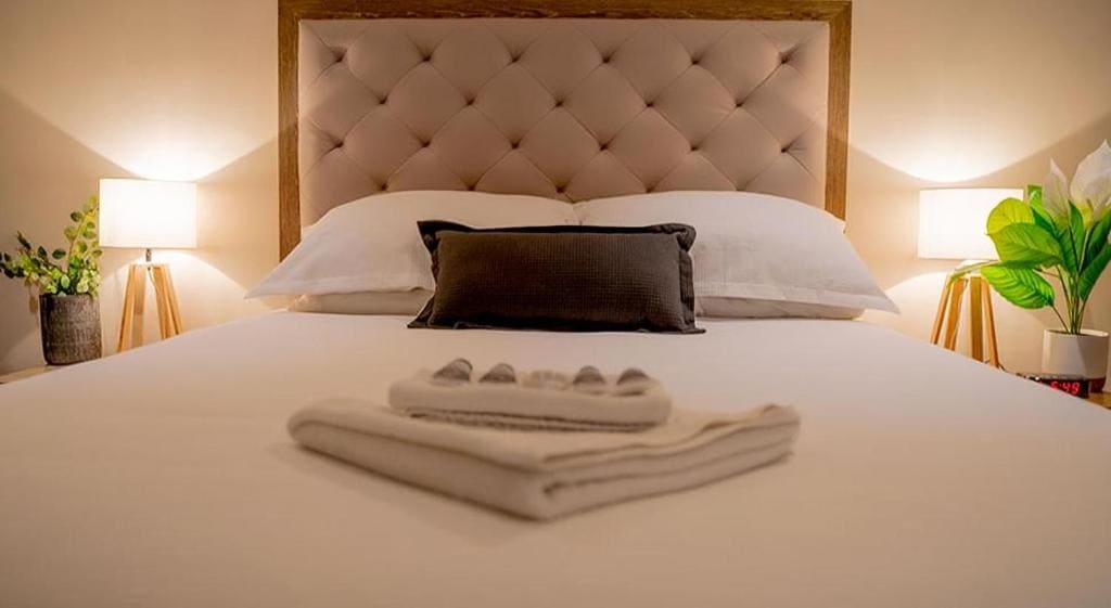 Queen and Single room - Image 2