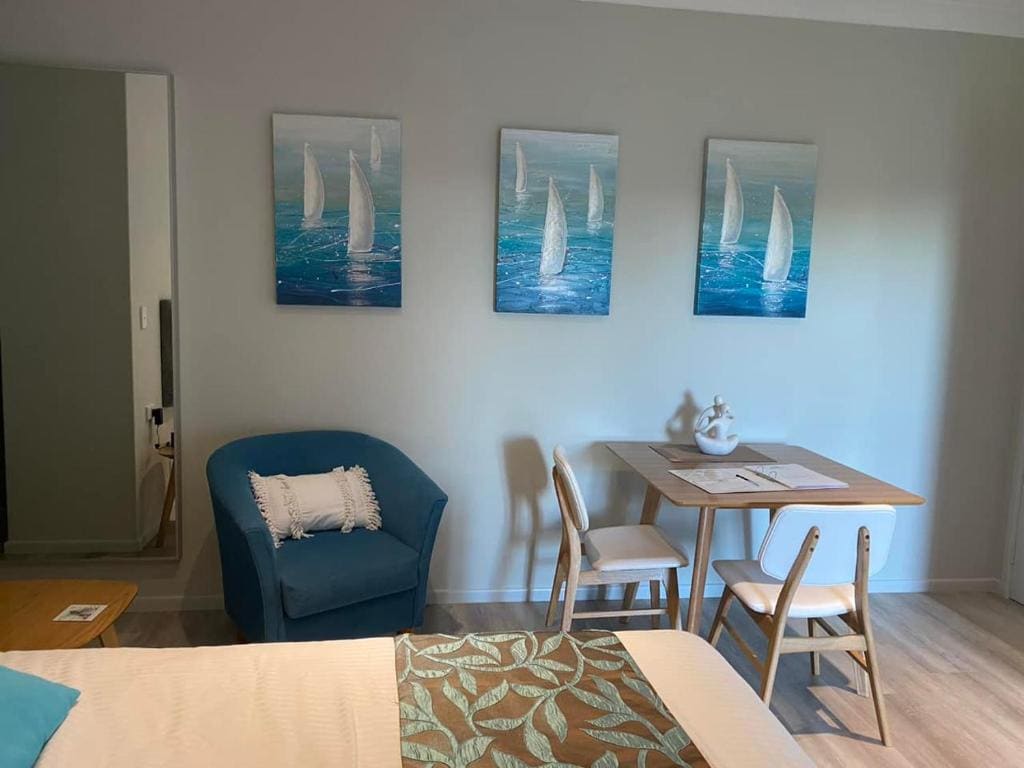 Deluxe Suite with Spa Bath room - Image 2