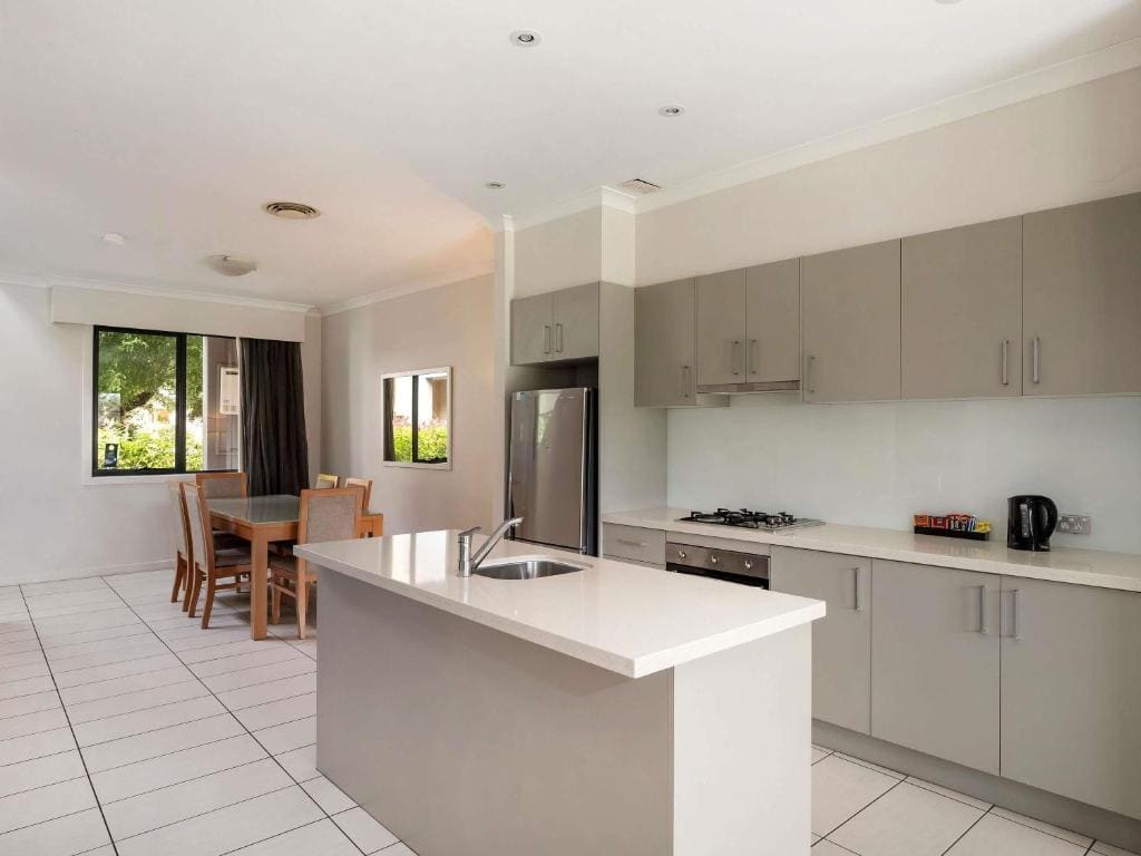 Three-Bedroom Apartment with Three Queen Beds room - Image 3