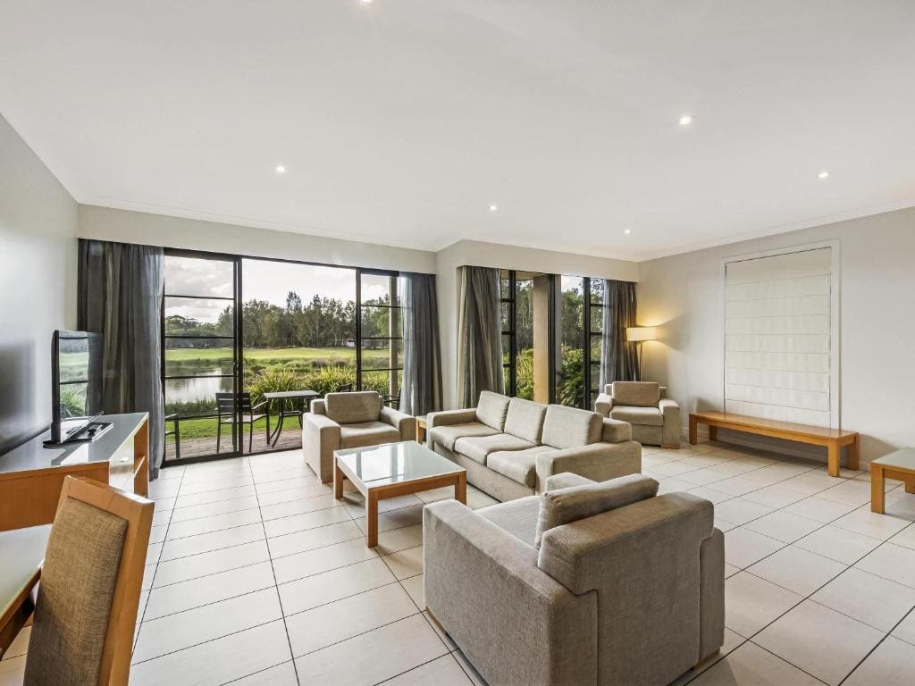 Three-Bedroom Apartment with Three Queen Beds room - Image 2