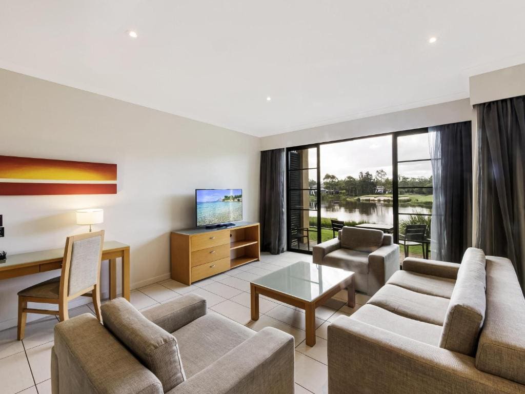 Three-Bedroom Apartment with Three Queen Beds room - Image 1