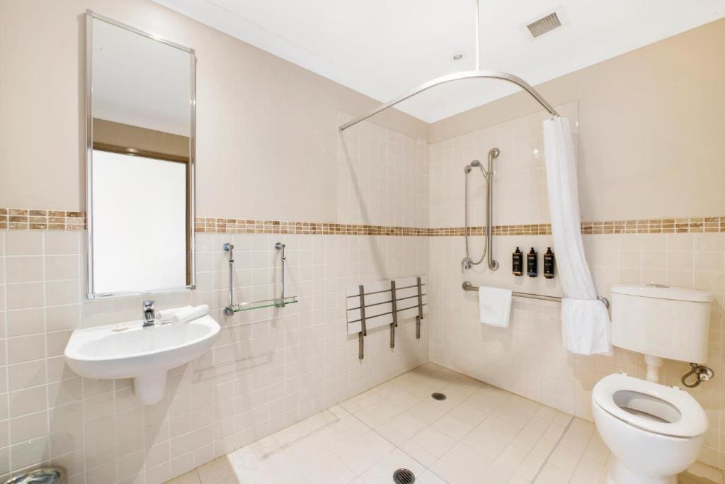 Accessible King Room room - Image 2