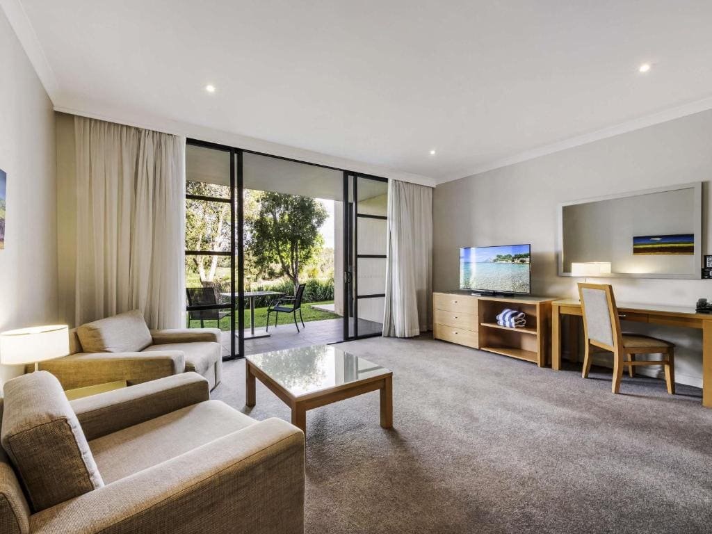 One-Bedroom Apartment with One Queen Bed room - Image 1