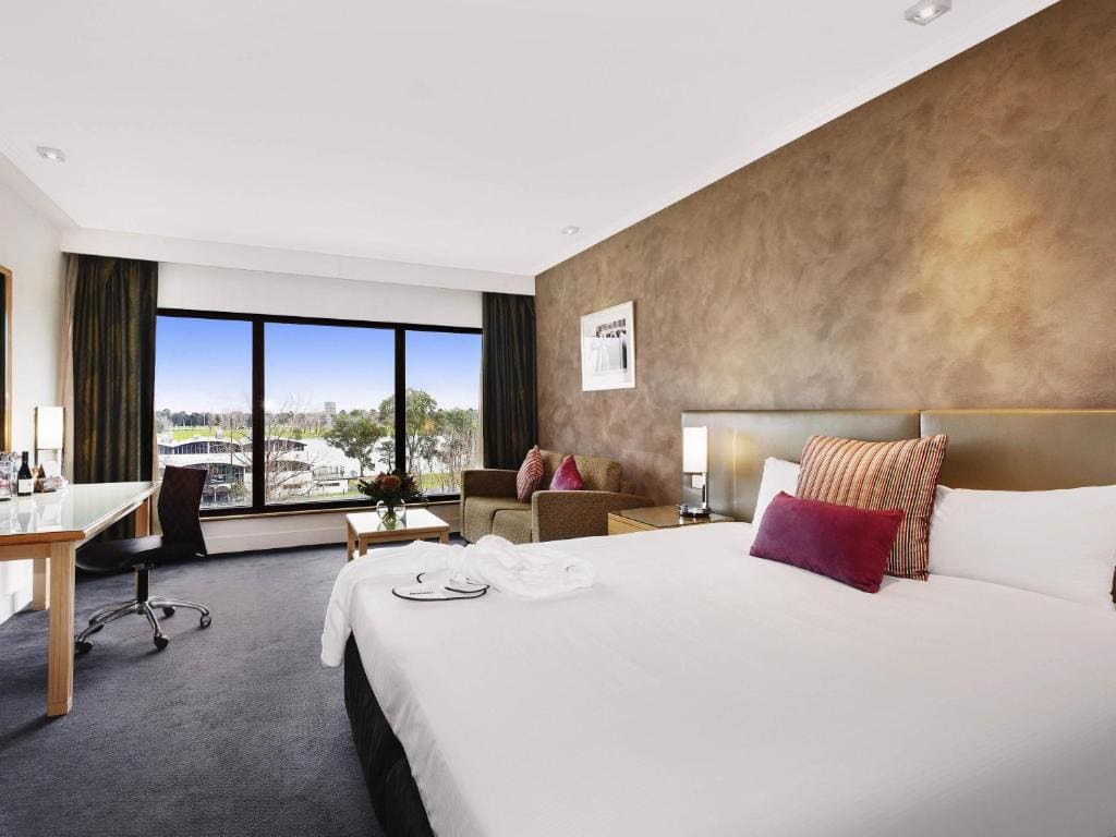 Privilege King Room with Lake View room - Image 2
