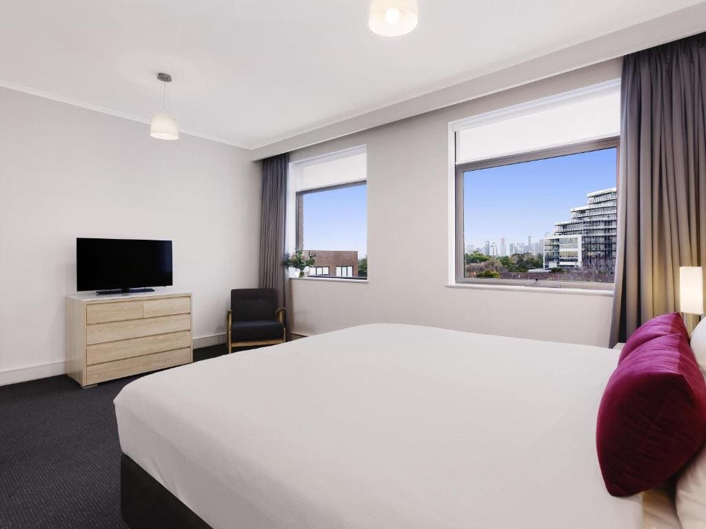 One-Bedroom King Suite with Lake View room - Image 1