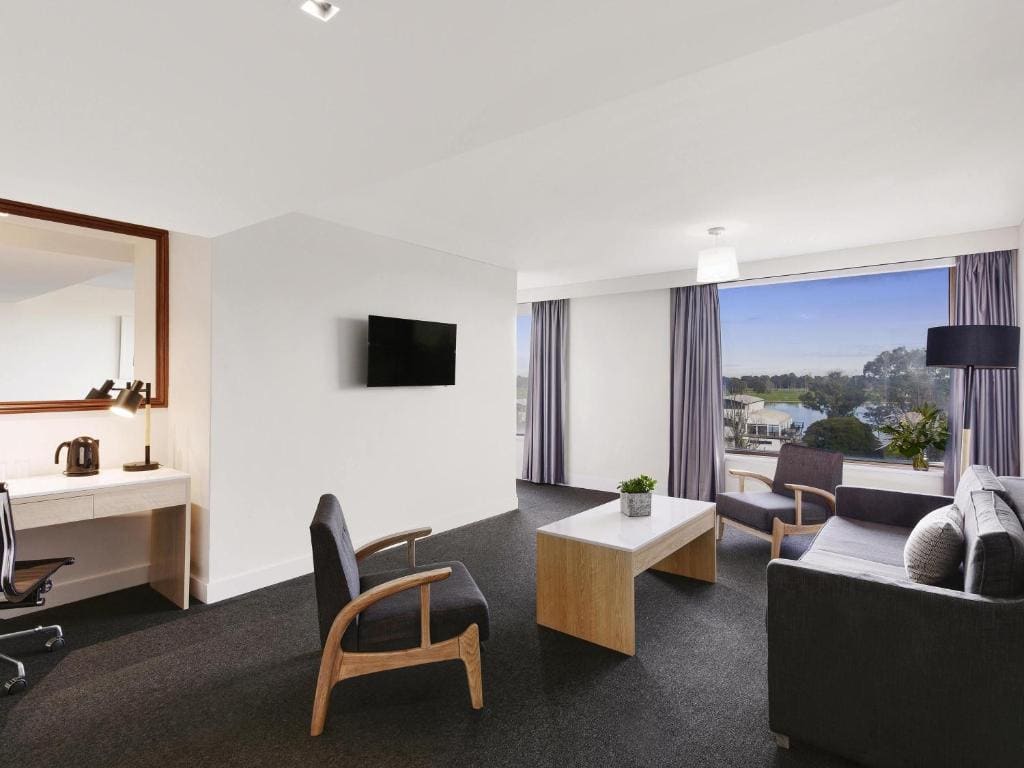 One-Bedroom King Suite with Lake View room - Image 3