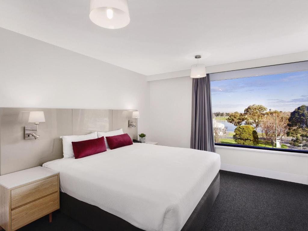 One-Bedroom King Suite with Lake View room - Image 2