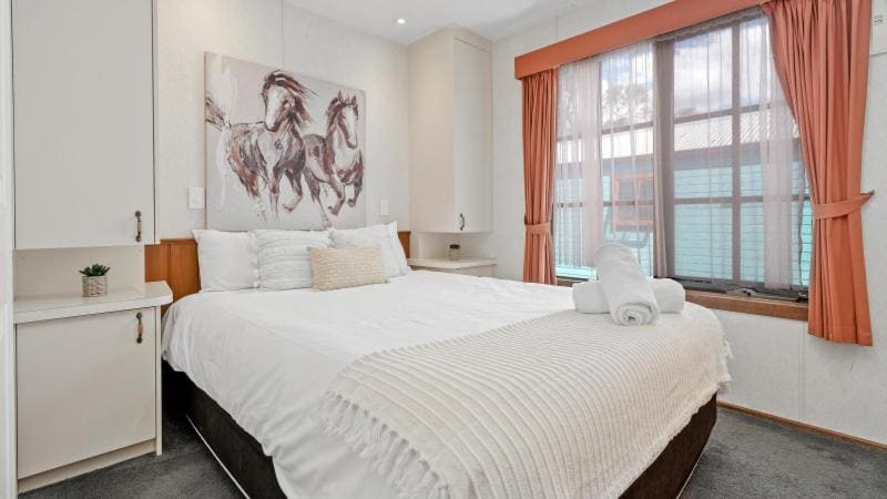 2 Bedroom Pioneer Riverfront room - Image 1