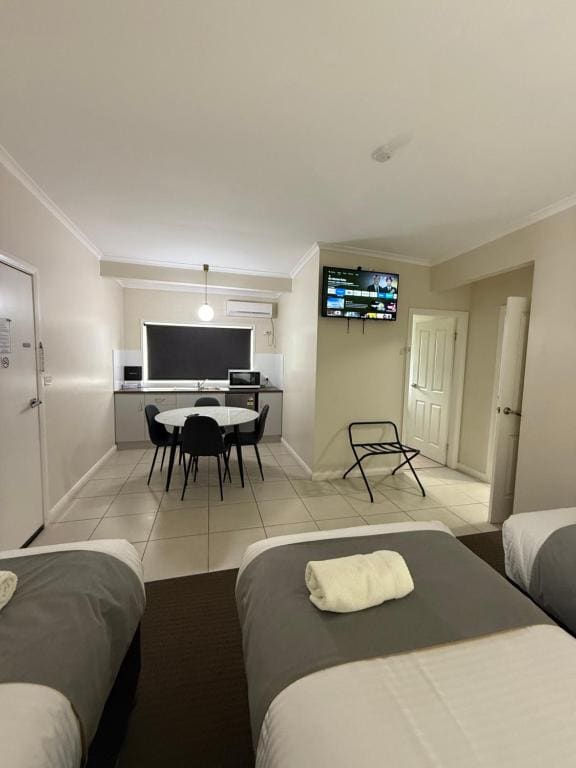 Large Family Room room - Image 2