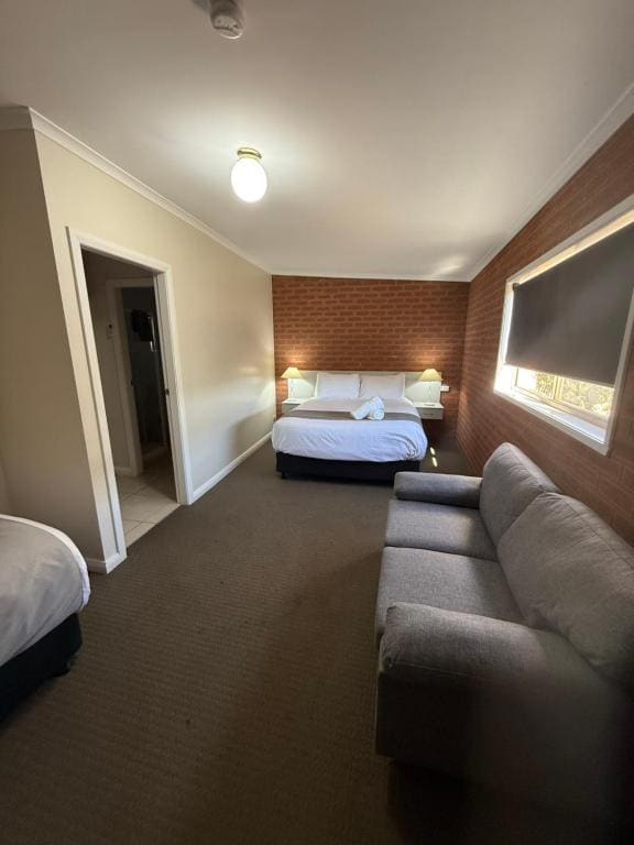 Large Family Room room - Image 1