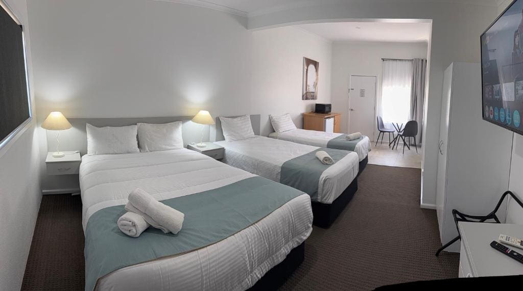 Small Family Room room - Image 2