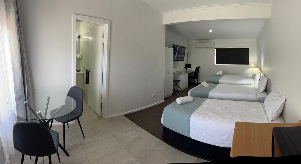 Small Family Room room - Image 3